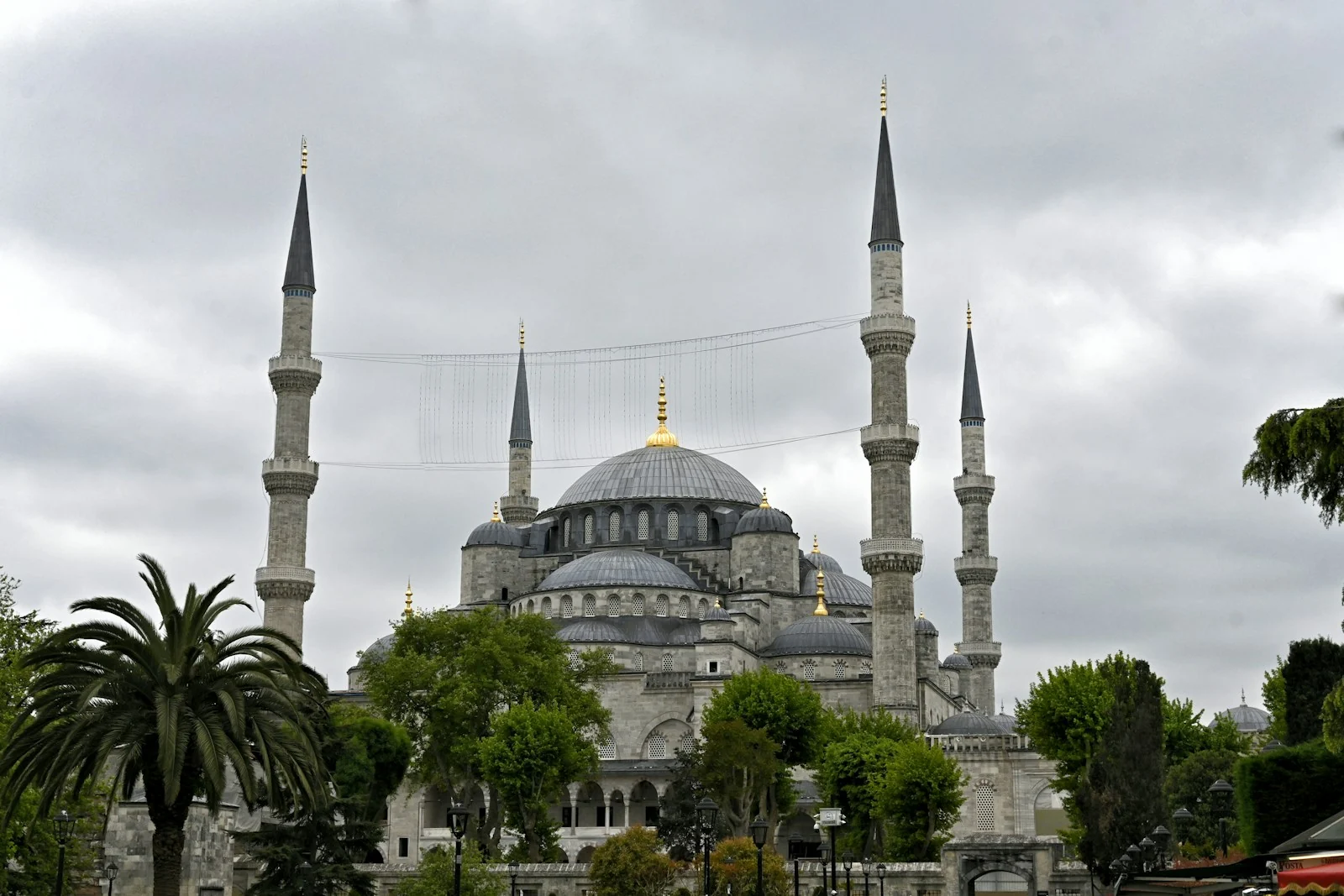 Bulutların altında İstanbul’da bir cami