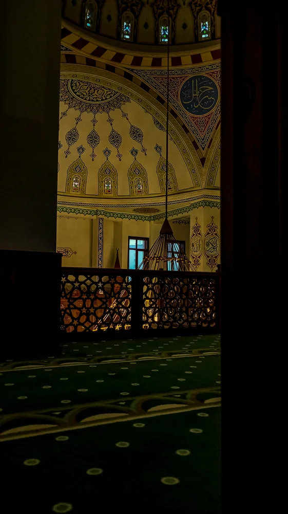 قبة وزخارف داخل مسجد
