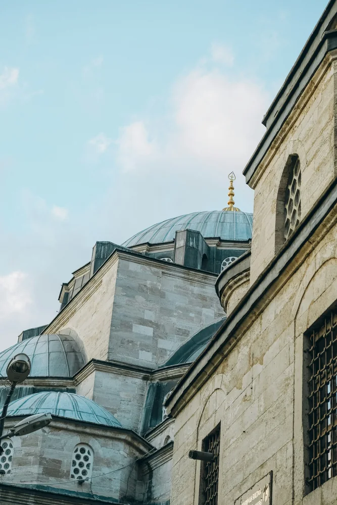 Gün ışığında cami kubbeleri