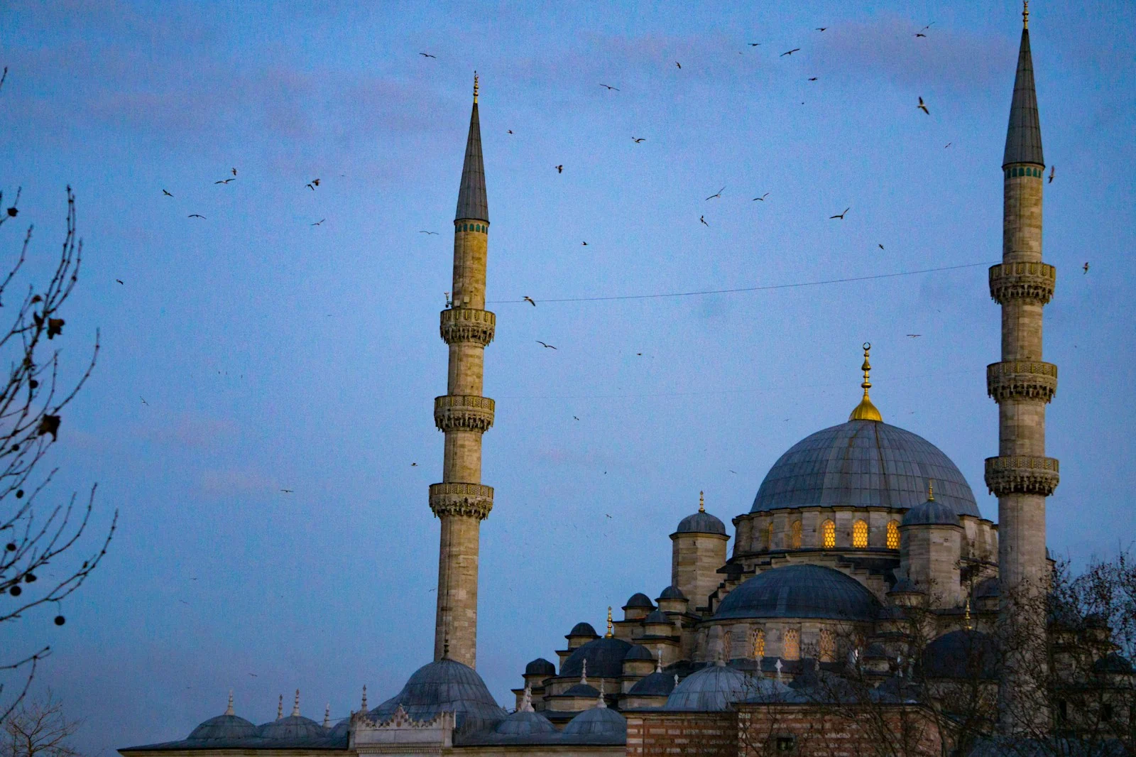 Açık gökyüzüne uzanan iki minare