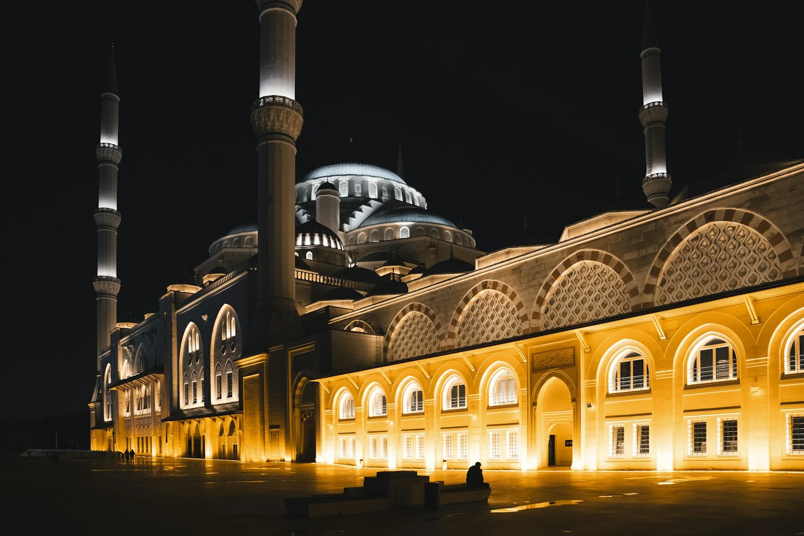 مسجد مضاء في الليل