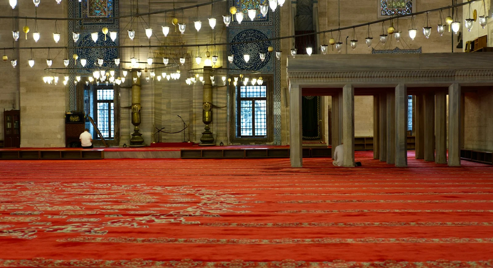 مسجد بسجاد أحمر وإضاءة دافئة