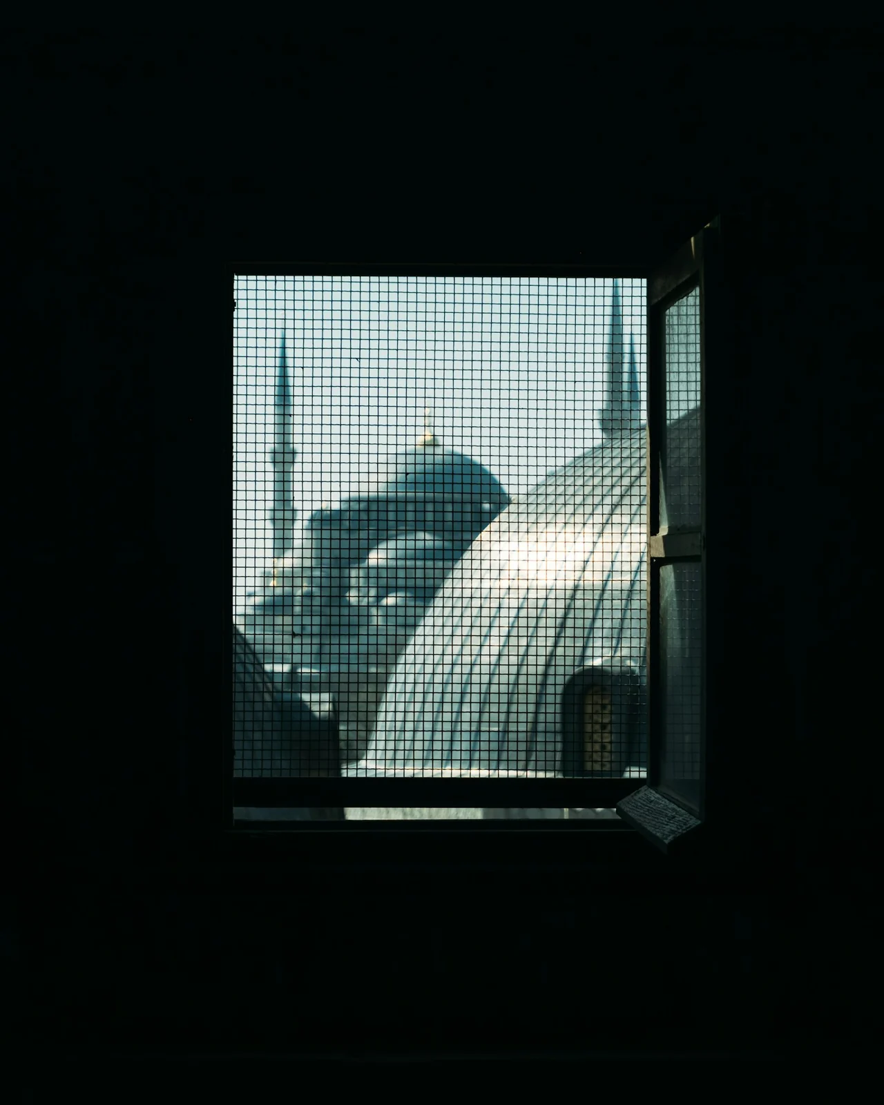 Bir pencereden görünen cami