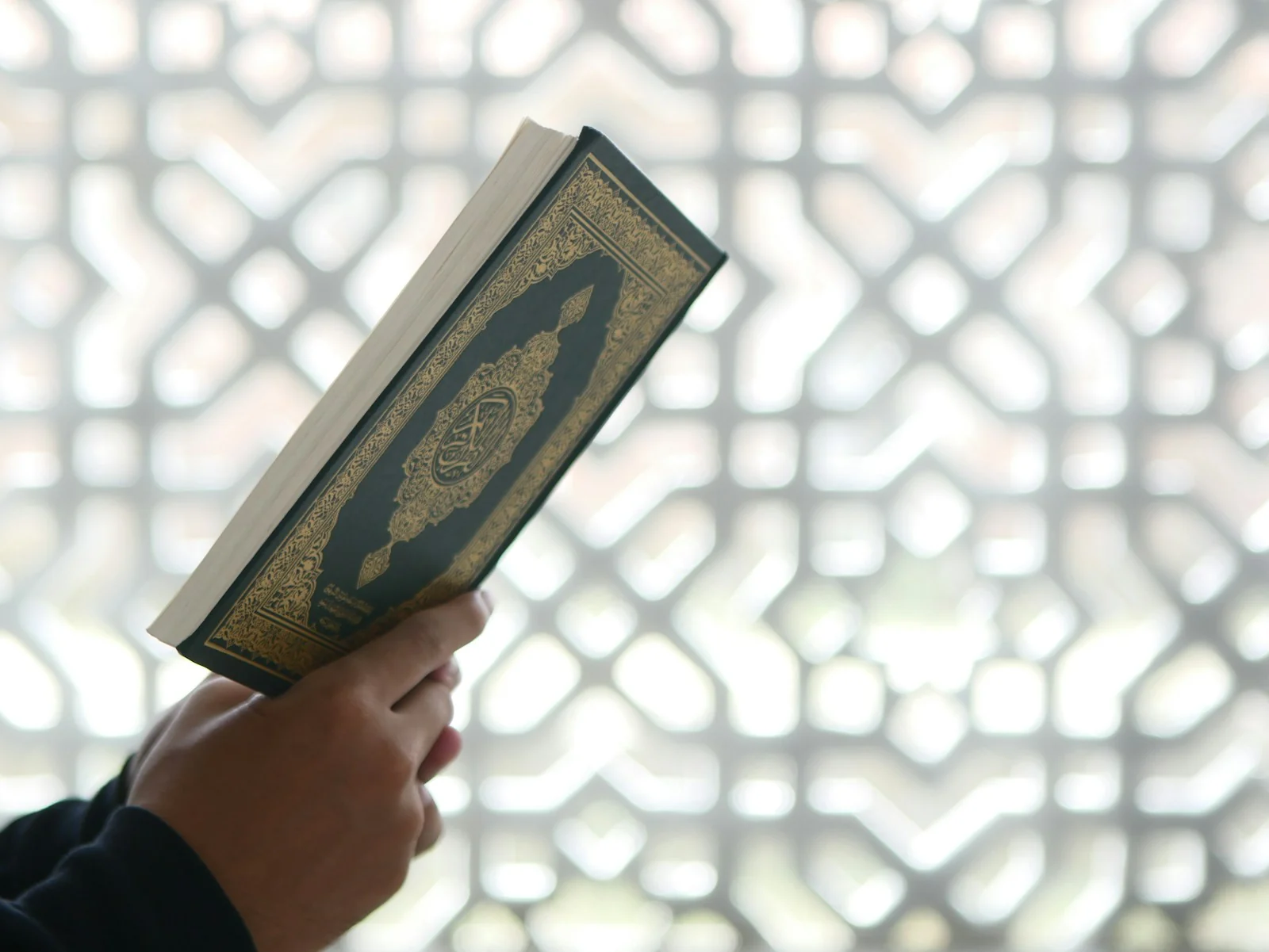 Bir okuyucunun elindeki Kur’an-ı Kerim